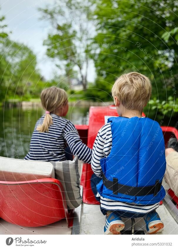 Rückenansicht zweier Kinder auf einem Tretboot auf einem See Wasser Ferien & Urlaub & Reisen Sommer Tourismus Ausflug Erholung Freizeit & Hobby Wasserfahrzeug