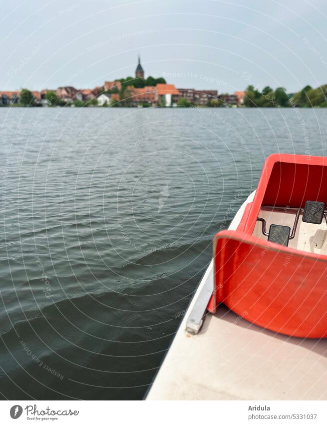 Tretboot auf einem See mit Kleinstadt im Hintergrund No. 2 Wasser Ferien & Urlaub & Reisen Sommer Ausflug Tourismus Freizeit & Hobby Außenaufnahme Sommerurlaub