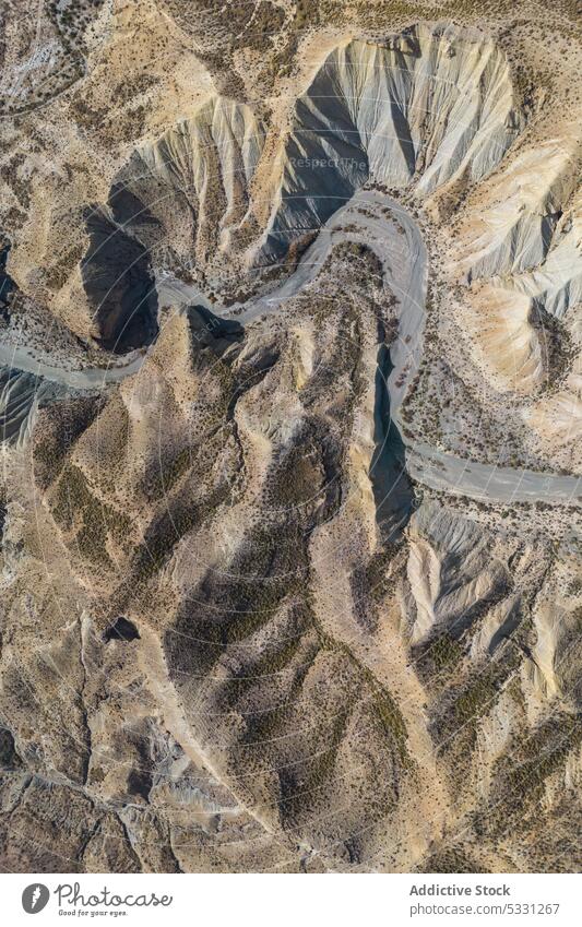 Drohnenansicht eines trockenen, unwegsamen Geländes mit felsigen Formationen Berge u. Gebirge Natur Landschaft Umwelt Hochland Dürre trocknen Fluss rau Gras Tal