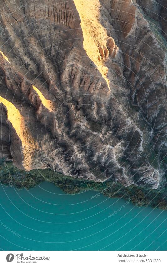 Drone Blick auf erstaunliche felsigen Klippe neben blauem Wasser rau Formation Felsen Stein Natur Berge u. Gebirge Landschaft Umwelt verwittert Gelände schäbig
