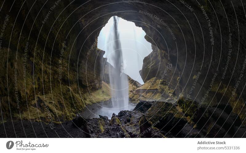 Erstaunlicher fließender Wasserfall in einer Gebirgshöhle Berge u. Gebirge Landschaft Höhle Natur Kaskade strömen Formation Stein felsig Gras reißend Gelände