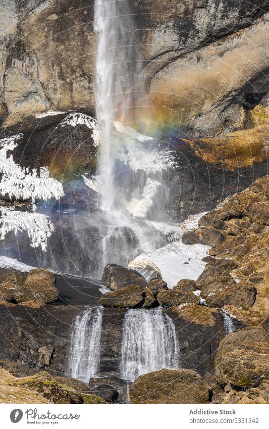 Kaskaden-Wasserfall in felsigem Gebirge Klippe Natur rau fließen Formation Berge u. Gebirge Geologie Landschaft Schlucht strömen Regenbogen malerisch Oberfläche