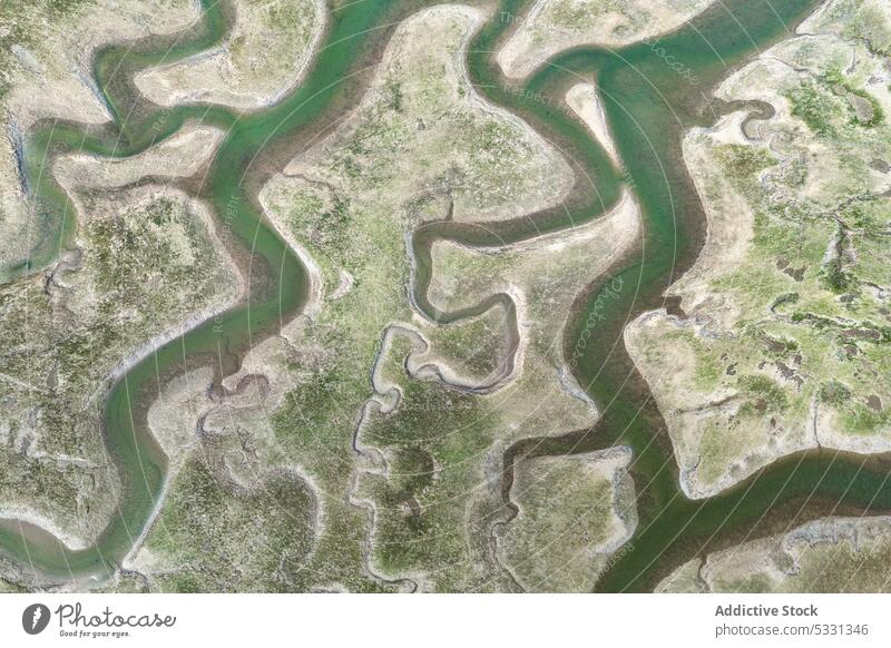 Luftaufnahme von Flussmündungen inmitten von grünem Gras in Feuchtgebieten Landschaft Mündung See Natur Ambitus Himmel malerisch Fjord wolkig Laubwerk wild