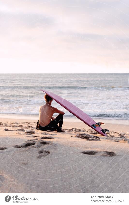 Anonymer Surfer mit Surfbrett auf dem Kopf, der sich am Meer ausruht Mann Strand Sonnenuntergang Urlaub sich[Akk] entspannen Sommer Meereslandschaft MEER