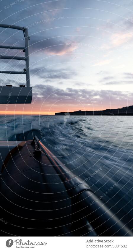 Erstaunliche Aussicht auf das Meer und das Speedspee-Boot bei Sonnenuntergang wecken MEER Geschwindigkeit Bewegung Verkehr Himmel Natur malerisch wolkig