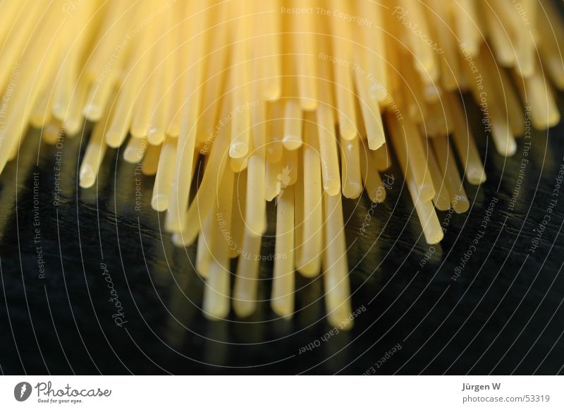 Pasta Nudeln Spaghetti gelb schwarz Bündel lecker noodles black bundles roh