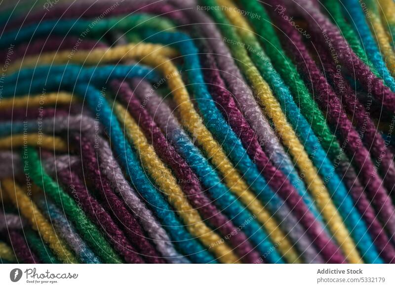 Mehrfarbige Wollfäden Faser Wolle Textur mehrfarbig natürlich Sehne warm Garn weich dekorativ Handwerk Hobby stricken Kleidung Textil Basteln Kreativität