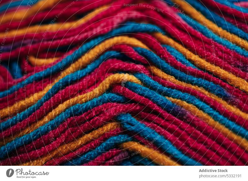Mehrfarbige Wollfäden Faser Wolle Textur mehrfarbig natürlich Sehne warm Garn weich dekorativ Handwerk Hobby stricken Kleidung Textil Basteln Kreativität