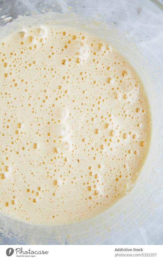 Eischnee im Glas Bestandteil schlagen Protein Küche Lebensmittel kulinarisch Schalen & Schüsseln Eier Gebäck vorbereiten Rezept ungekocht Tisch Murmel