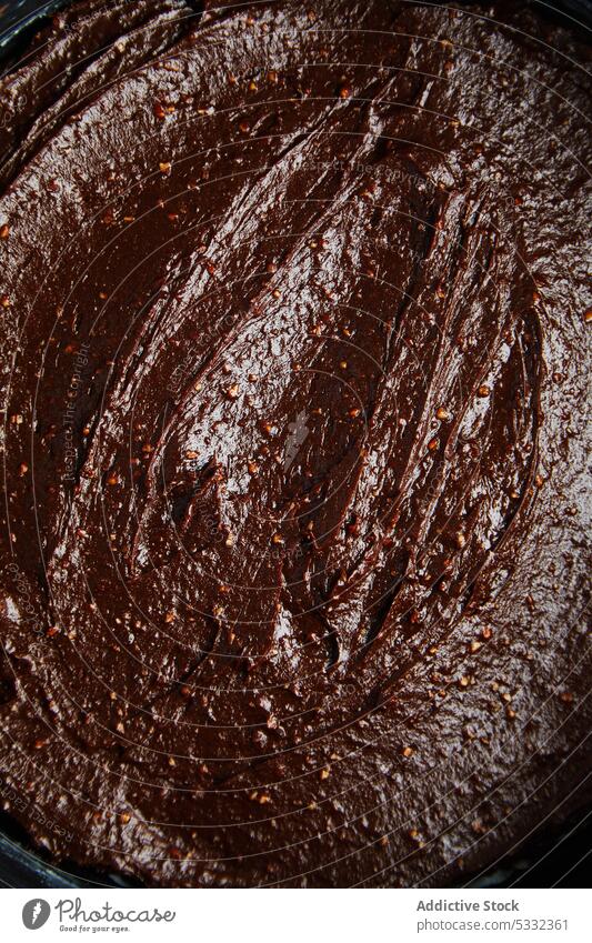 Oberfläche aus dunklem Schokoladenkuchenteig Teig roh süß Gebäck lecker Kuchen ungekocht Lebensmittel geschmackvoll vorbereiten Bestandteil Rezept handgefertigt