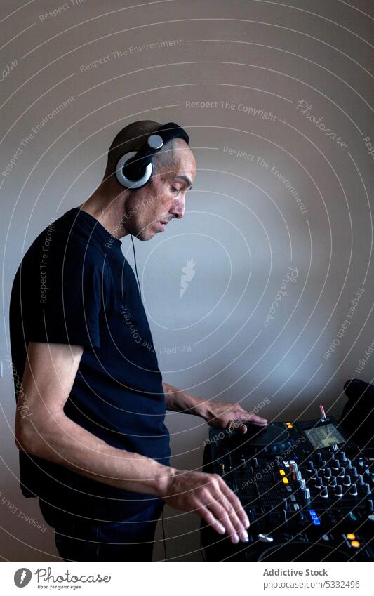 Mann in der Nähe des DJ-Mischpults zu Hause dj Musik Konsole Mixer spielen Klang Gerät mischen heimwärts Audio Regler Schaltfläche unterhalten Aufzeichnen