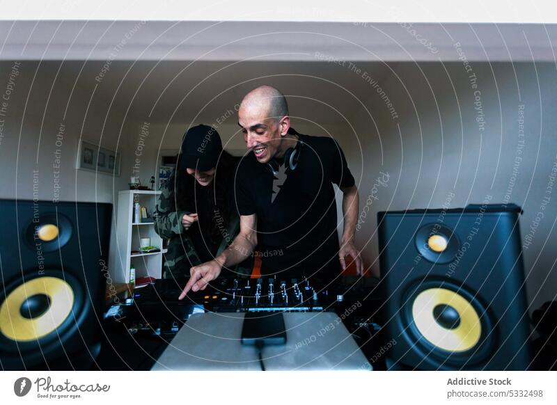 Ein paar DJs mischen Musik am Mischpult Mann Frau Paar Lachen dj Konsole Atelier Aufzeichnen Regler kreieren heimwärts professionell Audio kreativ Zusammensein