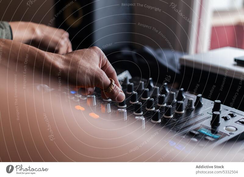 Ein paar Ernte-DJs spielen Musik Paar dj Konsole Klang Gerät mischen kreieren Audio Regler Panel elektronisch Zeitgenosse modern Kontrolle Schaltfläche Beruf