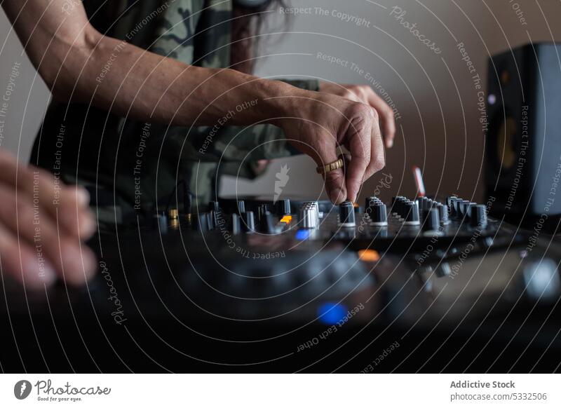 Ein paar Ernte-DJs spielen Musik Paar dj Konsole Klang Gerät mischen kreieren Audio Regler Panel elektronisch Zeitgenosse modern Kontrolle Schaltfläche Beruf