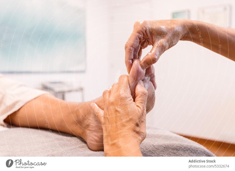 Anonymer Therapeut massiert den Fuß eines unerkennbaren Kunden Massage Druck Klient Hand Therapie Osteopath Schmerz Physiotherapeutin Leckerbissen geduldig