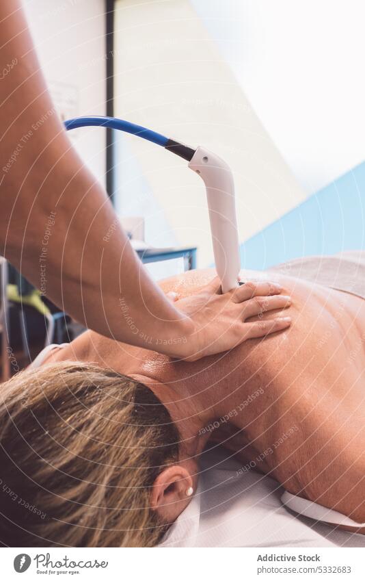 Massagetherapeutin bei der Arbeit mit einer reifen Patientin Frau Therapeut geduldig Rücken Klinik Gerät untersuchen Physiotherapeutin Osteopath