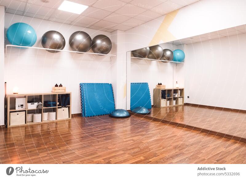 Mehrzweckraum mit Pilates-Bällen Übung Fitnessstudio heimwärts Spiegel Passform-Ball Training Innenbereich Reflexion & Spiegelung Gerät Raum physisch heimisch