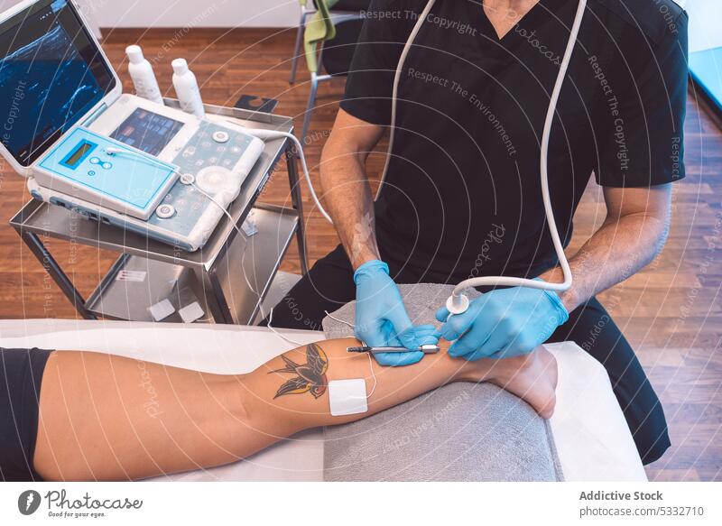 Kropfarzt behandelt Patient mit Ultraschall geduldig untersuchen Arzt Physiotherapie Gerät Klinik Ernennung Leckerbissen Handschuh Krankenhaus professionell