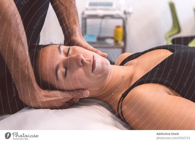 Crop Osteopath massiert den Nacken eines Kunden im Salon Mann Frau geduldig Massage Osteopathie Ernennung Physiotherapie Hals Masseur Therapeut Klinik Klient