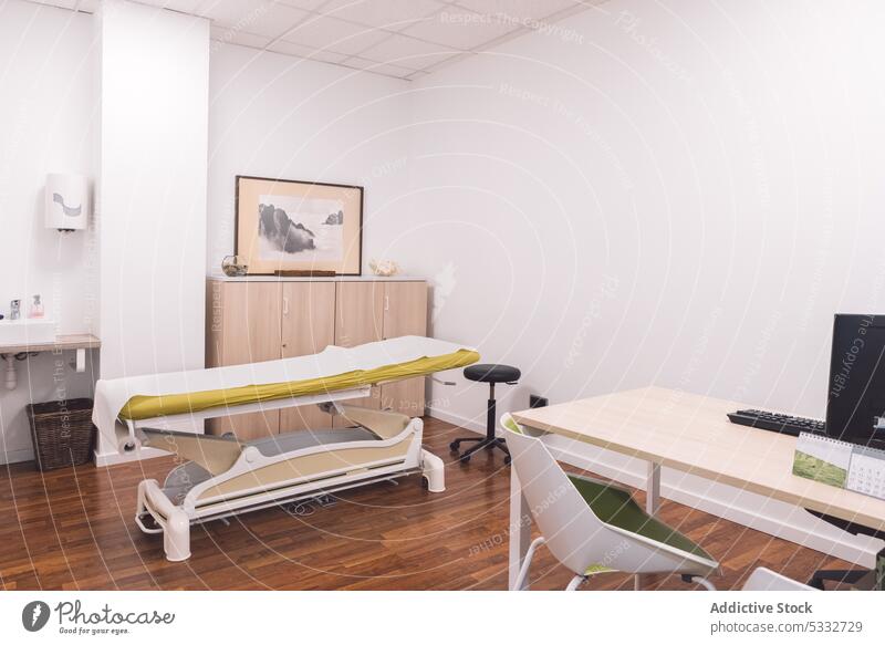 Interieur einer modernen Klinik mit Ausstattung medizinisch Design Innenbereich Raum Krankenhaus Medizin Gesundheitswesen Tisch Waschbecken Schrank Möbel