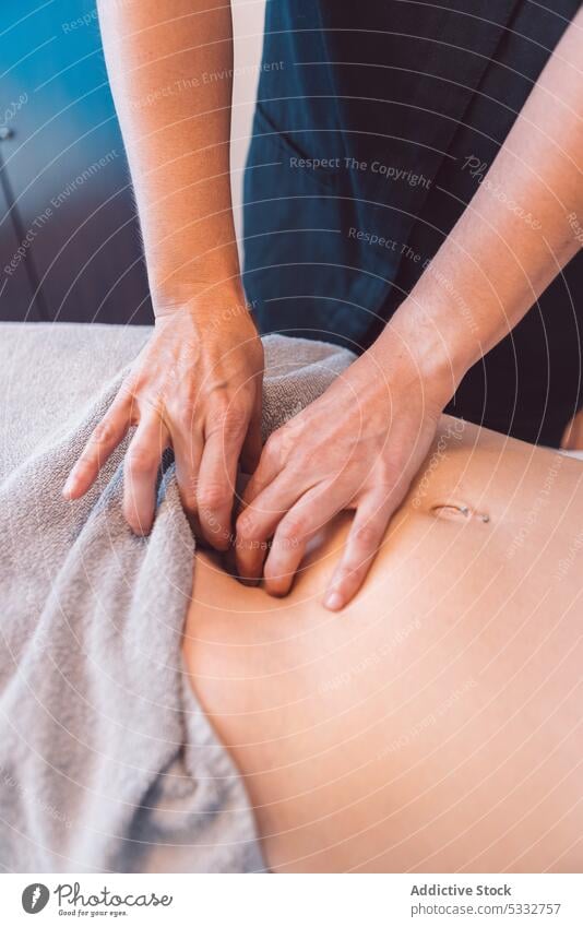 Professioneller Masseur massiert den Bauch eines Kunden Frauen Massage Therapeut Osteopath Therapie Physiotherapie geduldig Verfahren Ernennung Psychotherapie