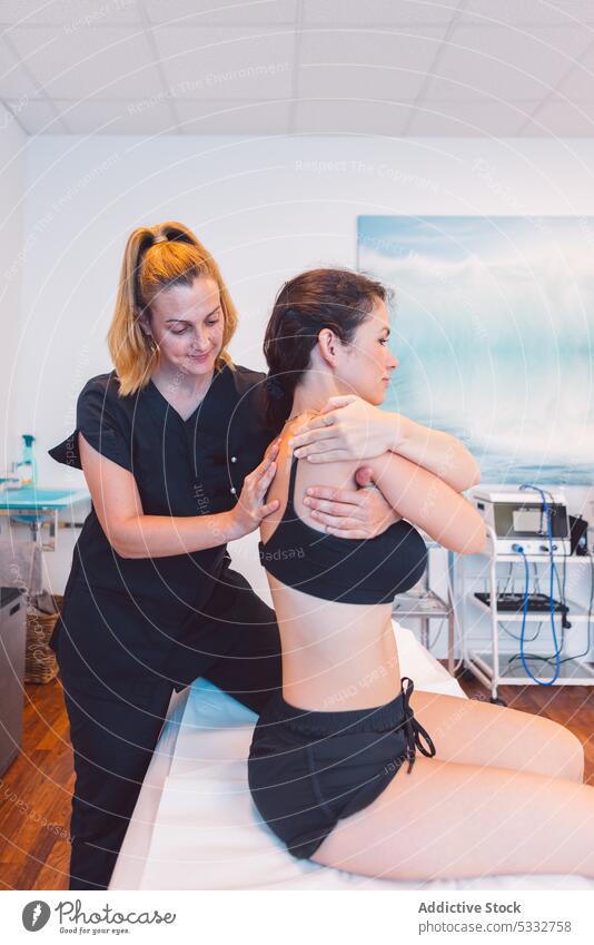 Fokussierter Osteopath massiert den Rücken eines Kunden in der Klinik Frauen Massage geduldig Therapeut Masseur Rehabilitation Leckerbissen Verfahren Spezialist
