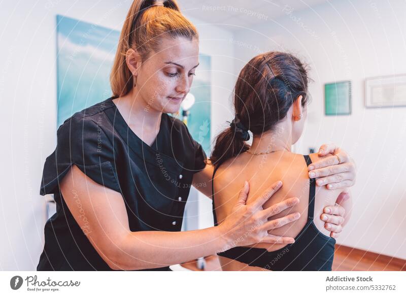 Osteopath massiert den Rücken eines Kunden in der Klinik Frauen Massage geduldig Therapeut Masseur Rehabilitation Leckerbissen Verfahren Spezialist Sitzung Arzt