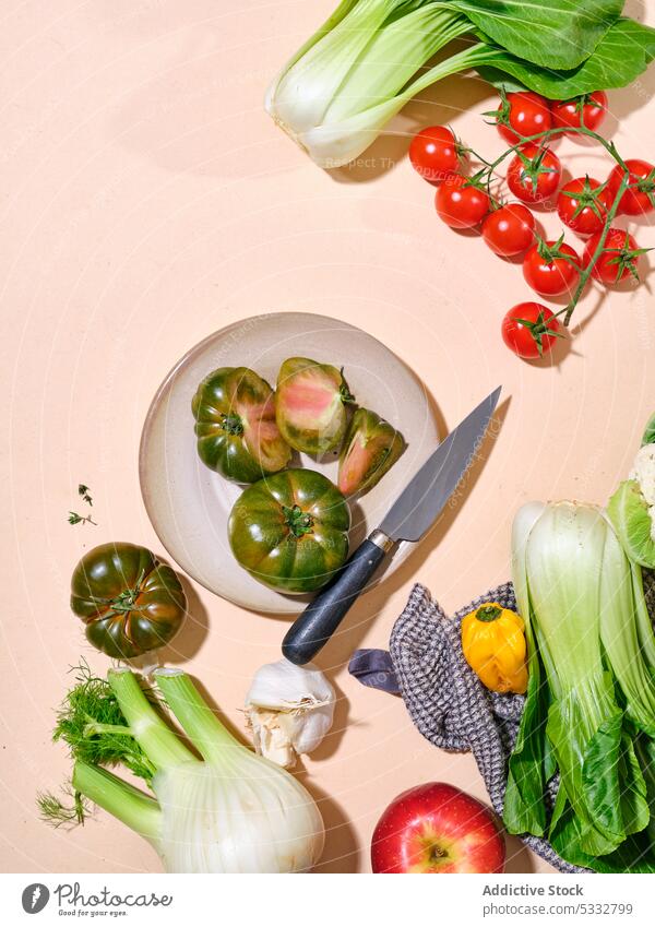 Grüne Tomaten in hellem Sonnenlicht flat lay mit copy space Lebensmittel Gemüse Gesundheit flache Verlegung von oben Draufsicht frisch Markt produzieren Sommer