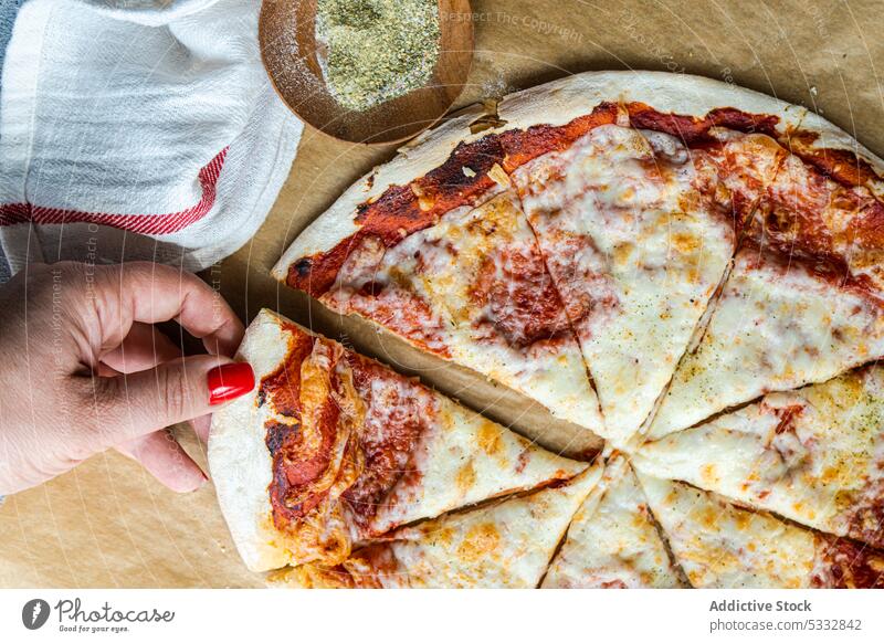 Frisch gebackene hausgemachte Pizza Italien Hand margherita Käse Küche Teigwaren essen Essen Frau anonym gesichtslos Lebensmittel frisch Feinschmecker