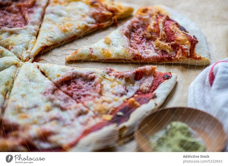 Frisch gebackene hausgemachte Pizza selbstgemacht Italien margherita Käse Küche Teigwaren essen Essen Lebensmittel frisch Feinschmecker handgefertigt Kraut