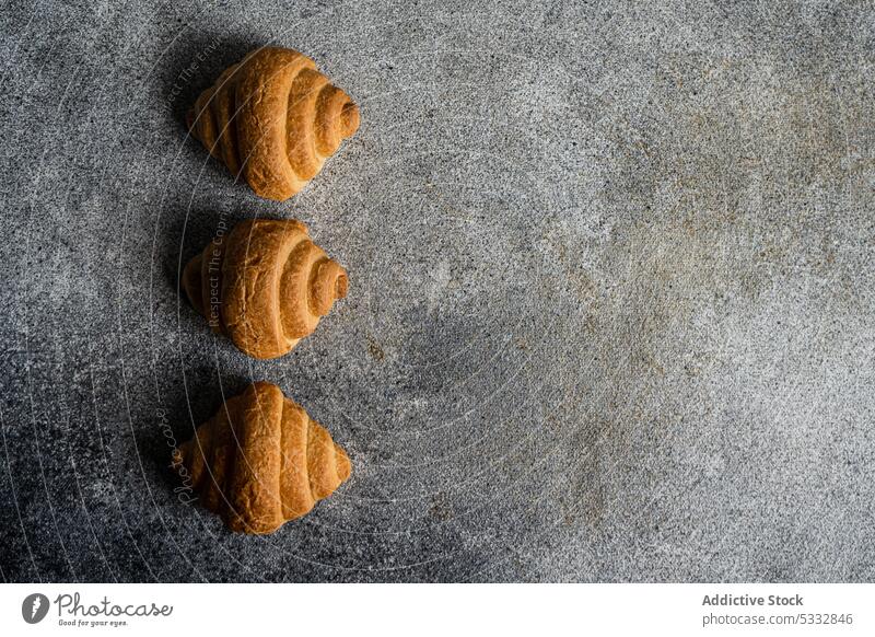 Frisch gebackene Croissants Frühstück Lebensmittel Hintergrund Beton knusprig essen Essen Europäer Französisch frisch Feinschmecker Mahlzeit Gebäck Reihe
