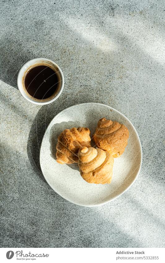 Morgenkaffee mit Croissants Kaffee Frühstück Lebensmittel Getränk gebacken Tablett Hintergrund schwarzer Kaffee Beton knusprig Tasse tagsüber trinken essen
