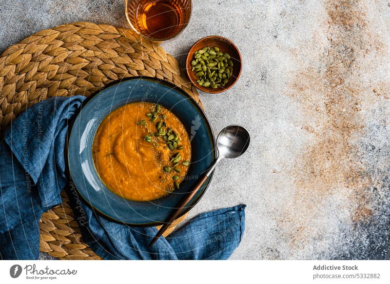 Leckere Kürbiscremesuppe in blauer Vintage-Keramikschale Sahne Suppe Lebensmittel Bestandteil Schalen & Schüsseln Rahmsuppe Abendessen Feinschmecker Gesundheit