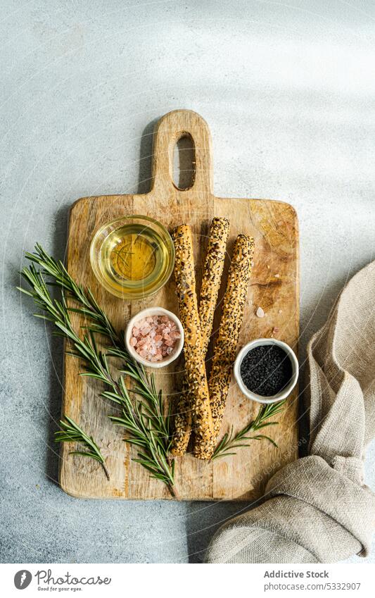 Kochkonzept mit Rosmarinkraut Kraut Lebensmittel Bestandteil Gewürz Hintergrund Holzplatte Schalen & Schüsseln Brot Brotstange Konzept Essen zubereiten