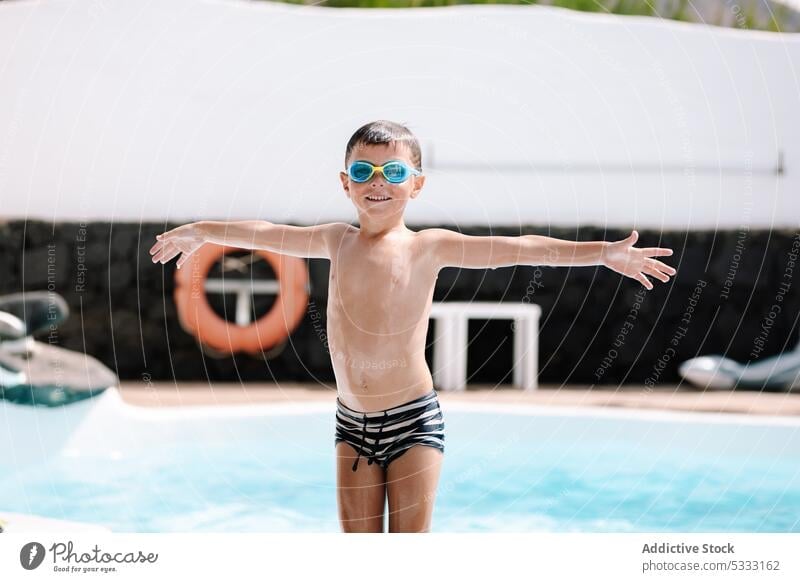 Glücklicher kleiner Junge im Schwimmbad Kind genießen heiter Urlaub ausdehnen Lächeln positiv Optimist Freude Sinkflug Pool Schutzbrille Badebekleidung Feiertag