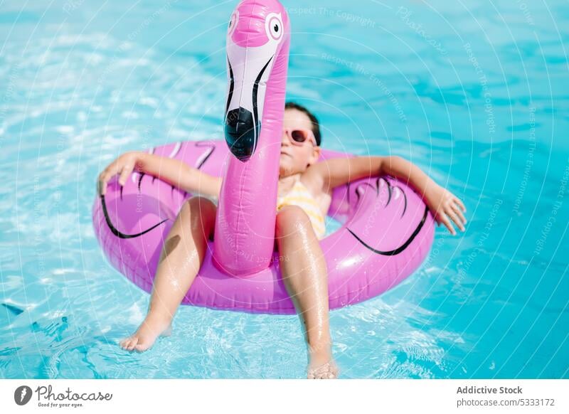 Kleines Kind ruht sich im Schwimmbad aus Mädchen Pool schwimmen Wasser sich[Akk] entspannen ruhen Schwimmer aufblasbar Sommer Feiertag Ring Urlaub Resort Tube