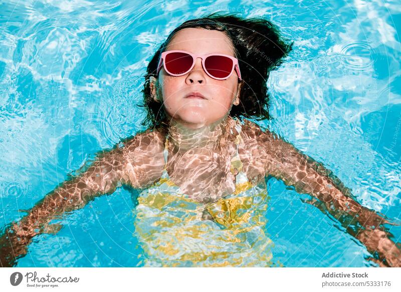 Kleines Mädchen im Schwimmbad schwimmen Kind Wasser Kindheit Feiertag Urlaub Pool ruhen Lügen sich[Akk] entspannen Sommer Erholung Resort bezaubernd Schwimmer