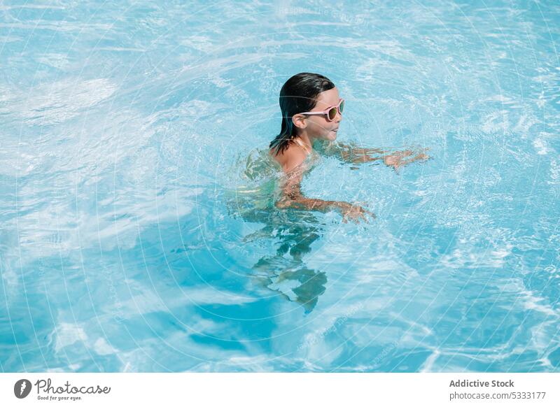 Kleines Mädchen im Schwimmbad schwimmen Kind Wasser Kindheit Feiertag Urlaub Pool ruhen Lügen sich[Akk] entspannen Sommer Erholung Resort bezaubernd Schwimmer