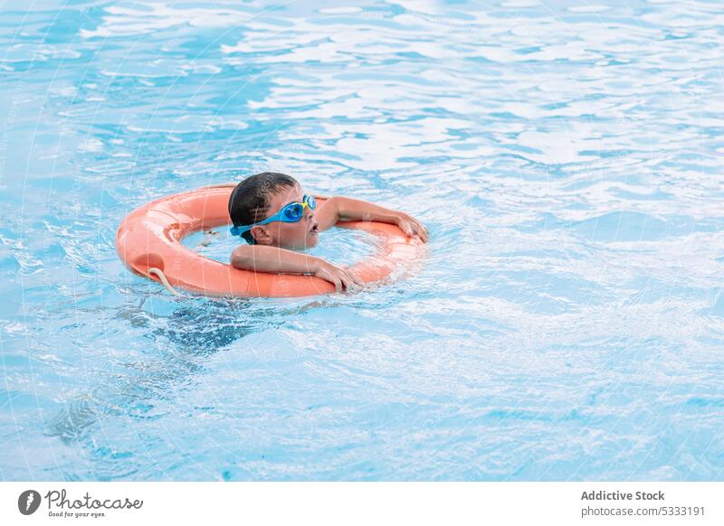 Kleines Kind schwimmt unter Wasser im Pool Junge Schwimmer schwimmen aufblasbar Urlaub Kindheit Sommer Tube Feiertag Ring Resort sich[Akk] entspannen Erholung