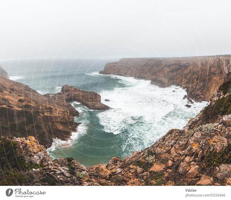 Felsküste des Atlantiks im Südwesten Portugals in der Region Algarve. Erkundung der wunderschönen, zerklüfteten Natur auf dem Fisherman Trail. Kap St. Vincent