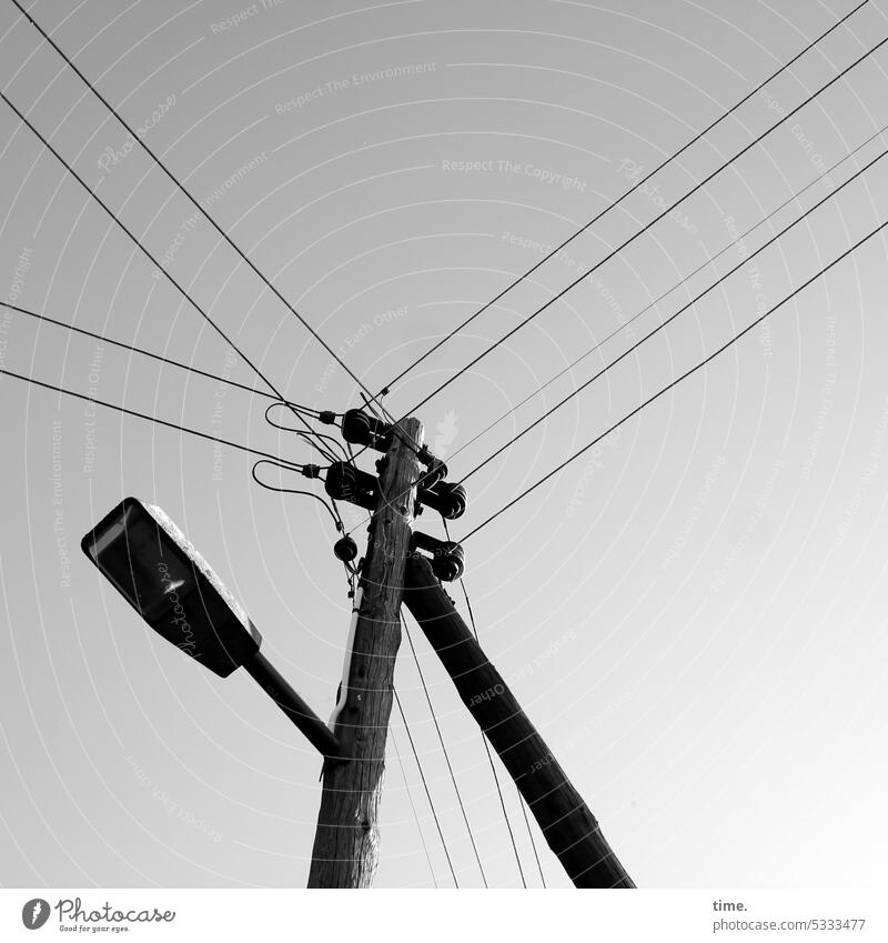 grau in grau | Strippenzieher Elektrizität Kabel Lampe Kommunikation Versorgungsleitung Überlandkabel Strom Stromversorgung Energiewirtschaft himmel Holz
