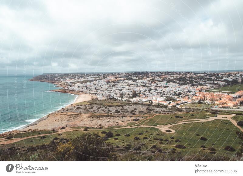 Blick auf die Stadt Luz und die Strände des Atlantiks vom Gipfel des Atalaia-Hügels in der Algarve-Region im Süden Portugals. Auf den Spuren des Fischerweges. Rota Vicentina
