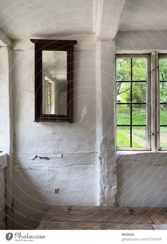 Spiegel, Fenster und Truhe in einem weißen Zimmer eines alten Fachwerkhauses Fenstersprossen Ausblick Raum Wohnung Haus Holz Häusliches Leben Innenarchitektur