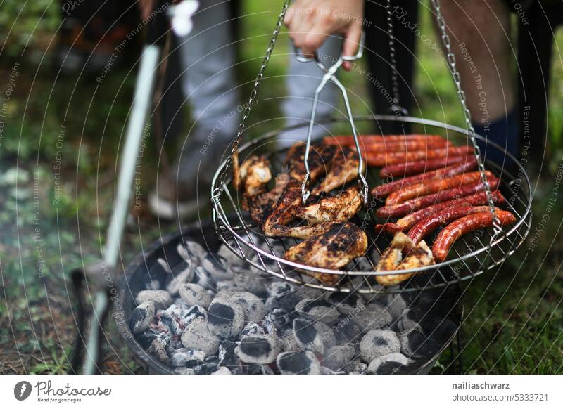 Grillen Abendessen gegrilltes Fleisch heiß Außenaufnahme grillen Barbecue Grillkohle Sommer Essen zubereiten Ernährung Frühling Garten Gartenparty Grillparty