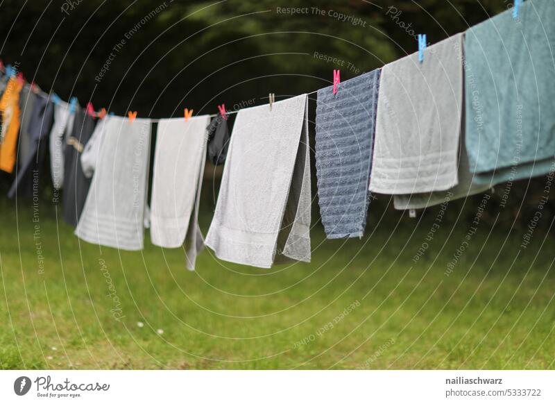 Wäsche trocknen auf Leine Menschenleer weiß Farbfoto aufhängen Außenaufnahme Klammer Bekleidung Wäsche waschen Waschtag heimisch Leben allgemein reales Leben