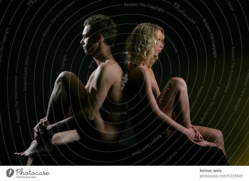 Ein Mann und eine Frau sitzen sich nackt Rücken an Rücken gegenüber und fragen sich wo die körperliche Liebe geblieben ist. No sex - no fun. Nacktheit
