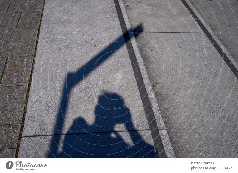 Schattenselfie Selfie Schattenspiel Schattenwurf Sonnenlicht Licht & Schatten Licht und Schatten Außenaufnahme Licht und Schattenspiel Tageslicht Linien