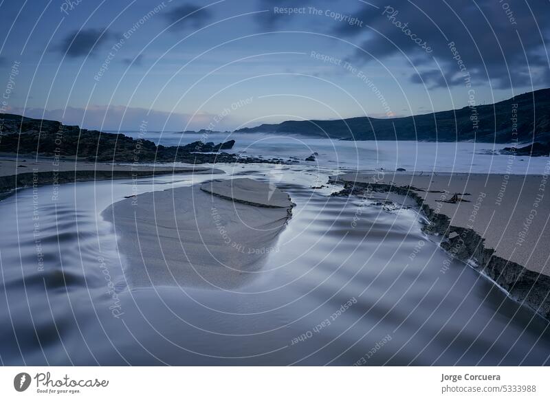 Langzeitbelichtung von Wellen am Strand. Rosguill Halbinsel, Grafschaft Donegal, Irland, Dorf Dooey Belichtung lang Wasser MEER Landschaft Himmel Natur Küste