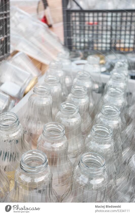 Gebrauchte leere Glasflaschen, die in Containern für das Recycling aufbewahrt werden, selektiver Fokus. Flasche dreckig Abfall trinken wiederverwerten verwendet