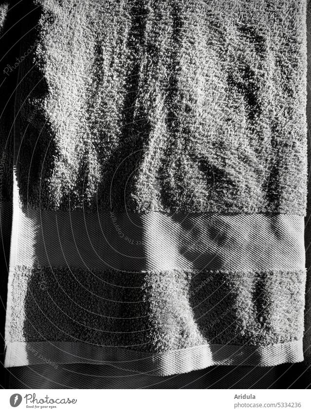 Handtuch in s/w Frottée Bad weich Stoff Material Oberfläche Haptik flauschig Baumwolle Schatten Falten Licht abtrocknen Detailaufnahme Nahaufnahme Saum
